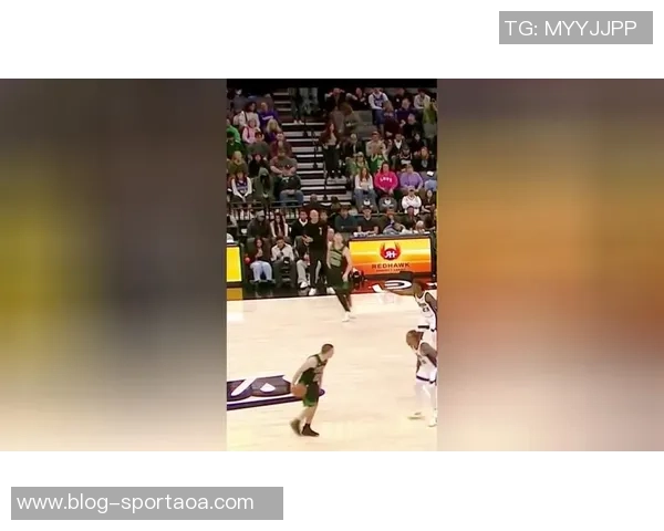 文班在队内训练中化身怪物持球一条龙突破抗飞防守完成双手暴扣 文班在队内训练中化身怪物持球一条龙突破抗飞防守完成双手暴扣