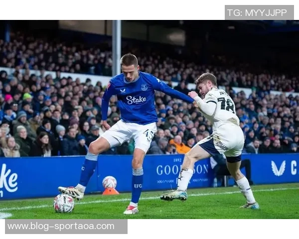 埃弗顿宣布提前召回18岁中场阿姆斯特朗重返球队助力争夺主力位置 埃弗顿宣布提前召回18岁中场阿姆斯特朗重返球队助力争夺主力位置