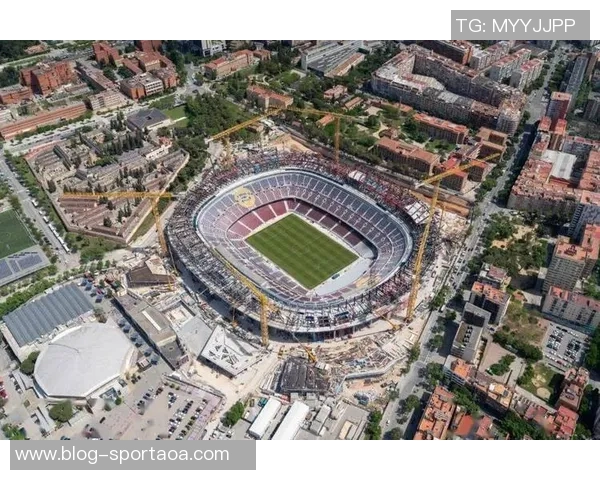 巴萨重返诺坎普进行公开训练球员教练齐聚合影留念展现团队精神 巴萨重返诺坎普进行公开训练球员教练齐聚合影留念展现团队精神